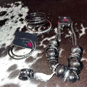 A jewelry set! Big bundle! There are some bracelets, necklace, ring, 2 earrings.